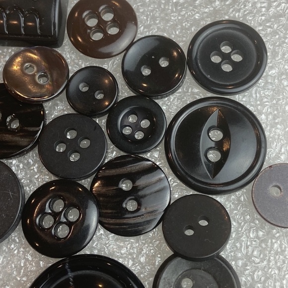 Vintage 36 black buttons a variety of shapes and sizes - Picture 6 of 7